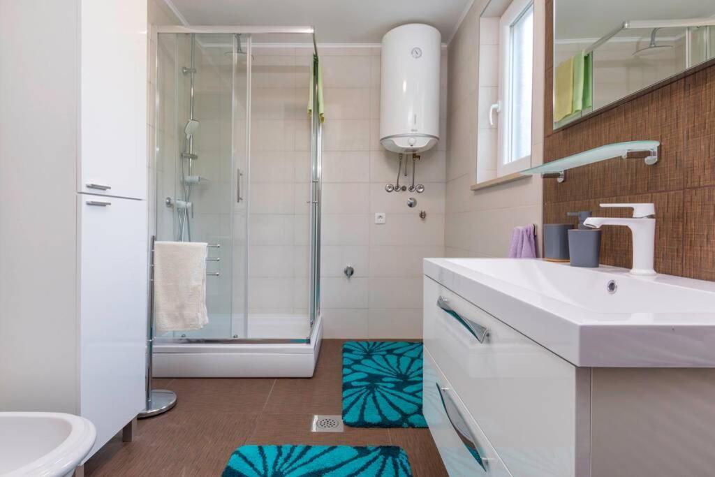 Predivan Novouredeni Apartman U Blizini Mora Banjole Exterior foto