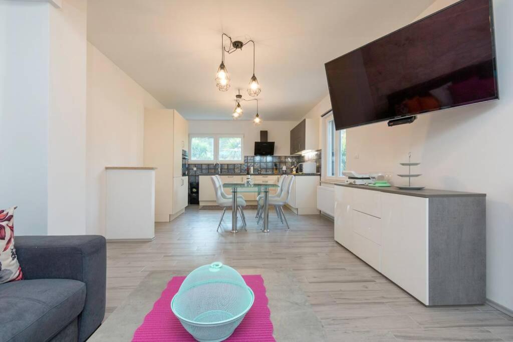 Predivan Novouredeni Apartman U Blizini Mora Banjole Exterior foto