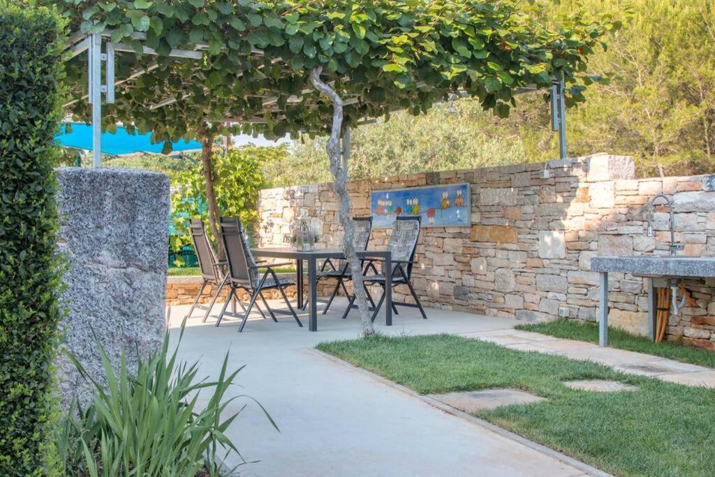 Predivan Novouredeni Apartman U Blizini Mora Banjole Exterior foto