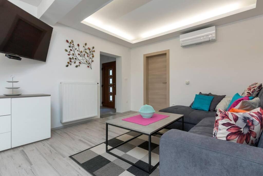 Predivan Novouredeni Apartman U Blizini Mora Banjole Exterior foto