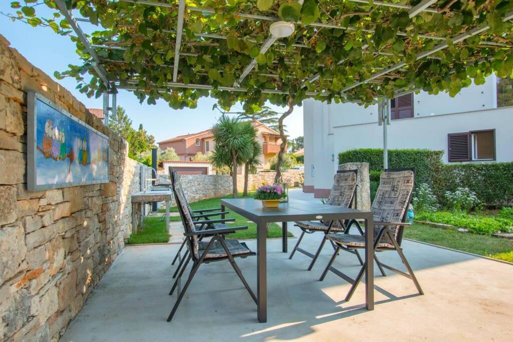 Predivan Novouredeni Apartman U Blizini Mora Banjole Exterior foto